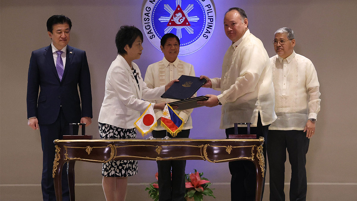 MILITARY ACCESS President Marcos witnesses the ceremonial signing of the Reciprocal Access Agreement between Japan Foreign Minister Yoko Kamikawa (second from left) and Defense Secretary Gilberto Teodoro Jr. in Malacañang on Monday. With them are Japan Defense Minister Minoru Kihara (left) and Foreign Secretary Enrique Manalo. MARIANNE BERMUDEZ