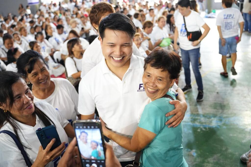 Brian Poe-Llamanzares with FPJ Panday Bayanihan Quezon City Brgy coordinators