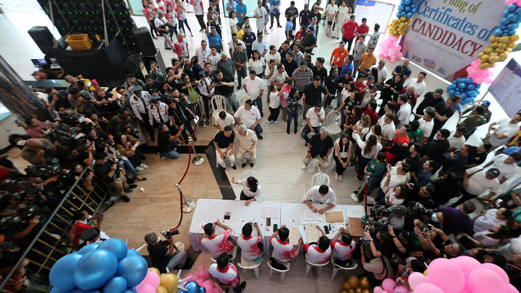 BALLOONSANDALL The start of the eight-day period for filing certificates of candidacy for theMay 2025 elections has become a spectacle in itself, drawing this crowd at the Comelec desk set up at theManila Hotel on Tuesday. —GRIG C. MONTEGRANDE