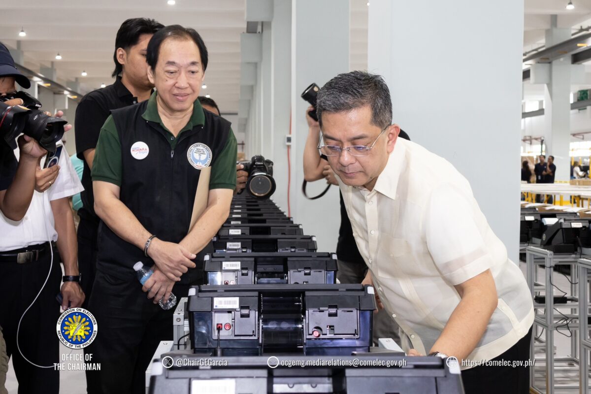 Iniinspeksyon ni Comelec chairman George Garcia ang mga counting machine para sa botohan. (Larawan sa file)