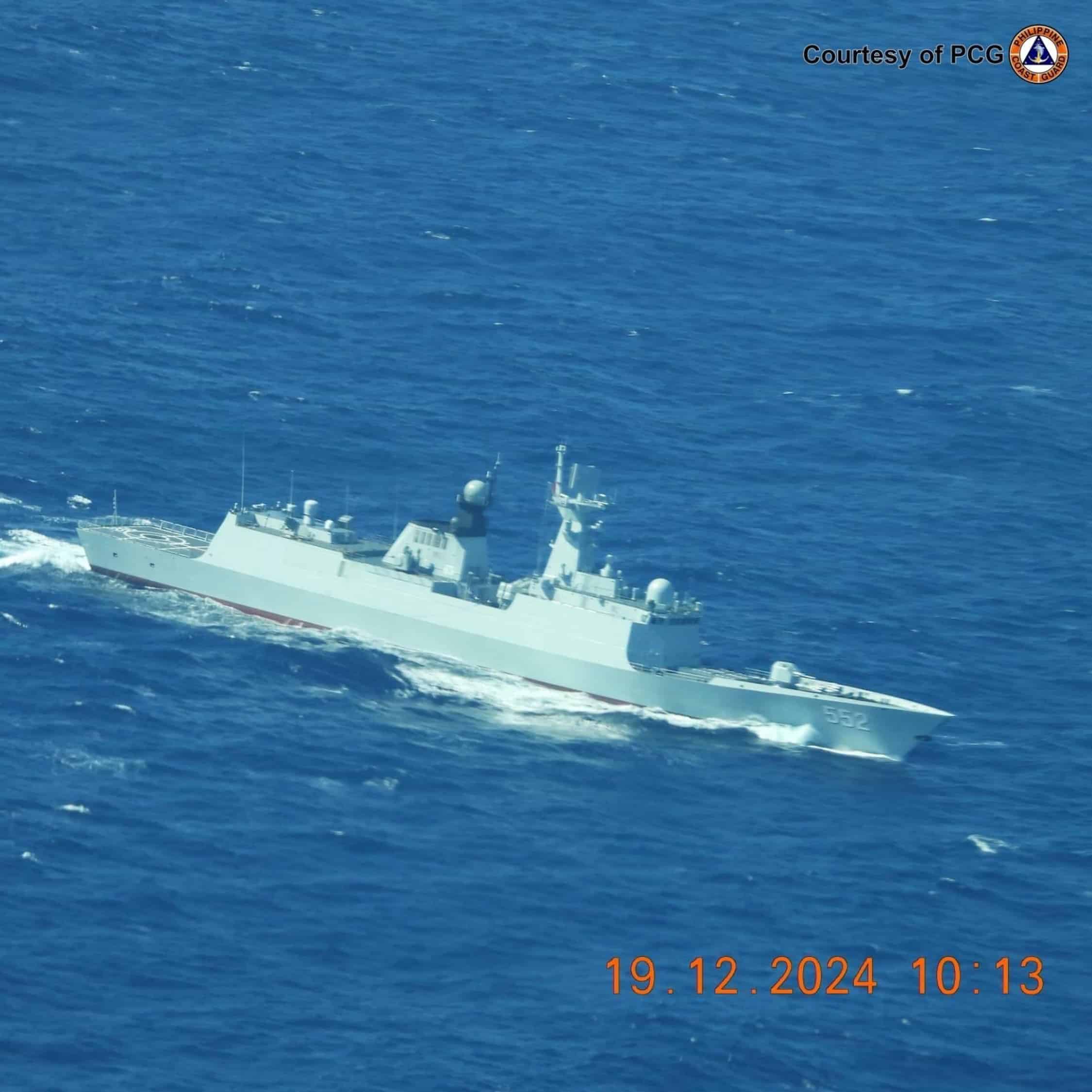 WAY BEYOND THEIR WATERS Isang Chinese Navy frigate ang nakita sa katubigan ng Panatag (Scarborough) Shoal noong Huwebes. Nasa lugar din ang dalawang barko ng China Coast Guard.