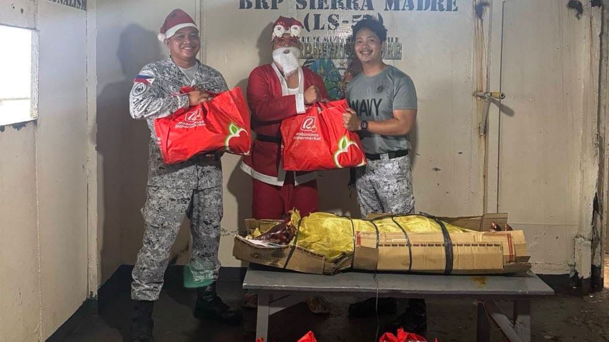 SPECIAL DELIVERY Naging mas masaya ang bakasyon para sa mga naka-deploy sa BRP Sierra Madre, ang naval outpost ng bansa sa Ayungin (Second Thomas) Shoal, sa paghahatid ng “noche buena” packs at “lechon” (roasted pig). —LARAWAN MULA SA AFP