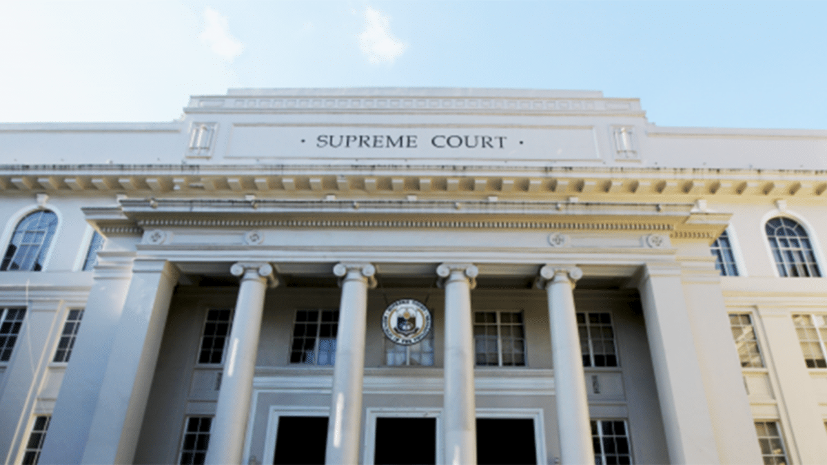 Pansamantalang itinigil ng Supreme Court (SC) ang pagpapatupad ng disqualification order na ipinataw ng Commission on Elections (Comelec) laban sa limang lokal na kandidato.