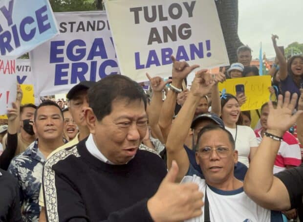 Nakipagpulong si dating Caloocan 2nd District Rep. Egay Erice sa kanyang mga tagasuporta na dumagsa sa Commission on Elections sa Intramuros upang iprotesta ang kanyang diskwalipikasyon. INQUIRER.net/John Eric Mendoza