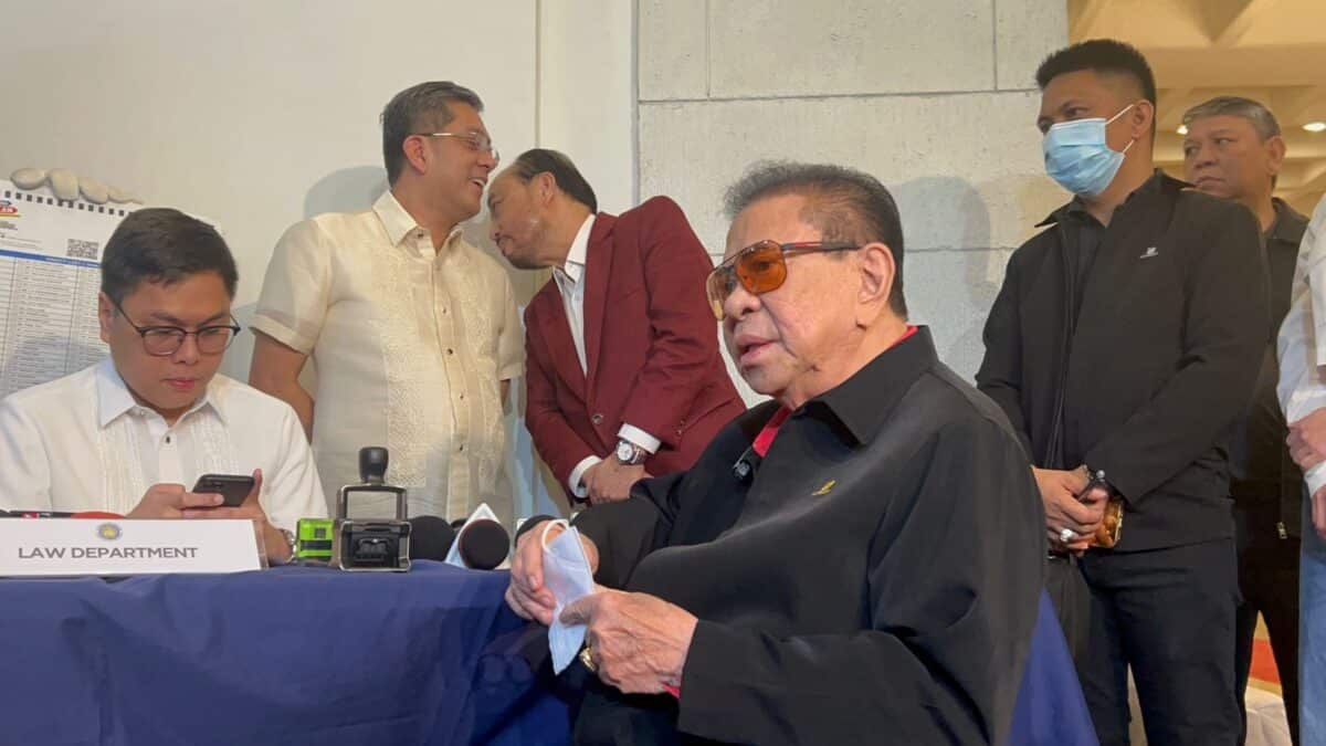 Iniurong ni dating Ilocos Sur Governor Chavit Singson ang kanyang COC para sa Senado sa Comelec noong Enero 16, 2025. (Larawan mula kay JOHN ERIC MENDOZA / INQUIRER.net)