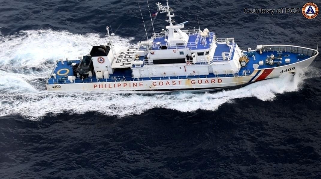 Patuloy na binabantayan ng Philippine Coast Guard (PCG) ang paggalaw ng “monster ship” ng China, na namataan sa “further east from Scarborough Shoal” noong Sabado, ayon sa tagapagsalita ng ahensya para sa West Philippine Sea Commodore na si Jay Tarriela.