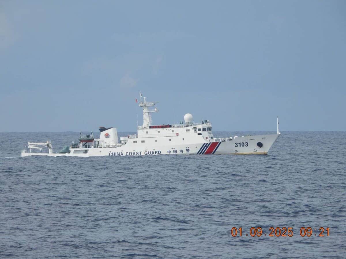 Hinahamon ng PH ship ang mga Chinese vessels sa Zambales dahil sa ilegal na presensya