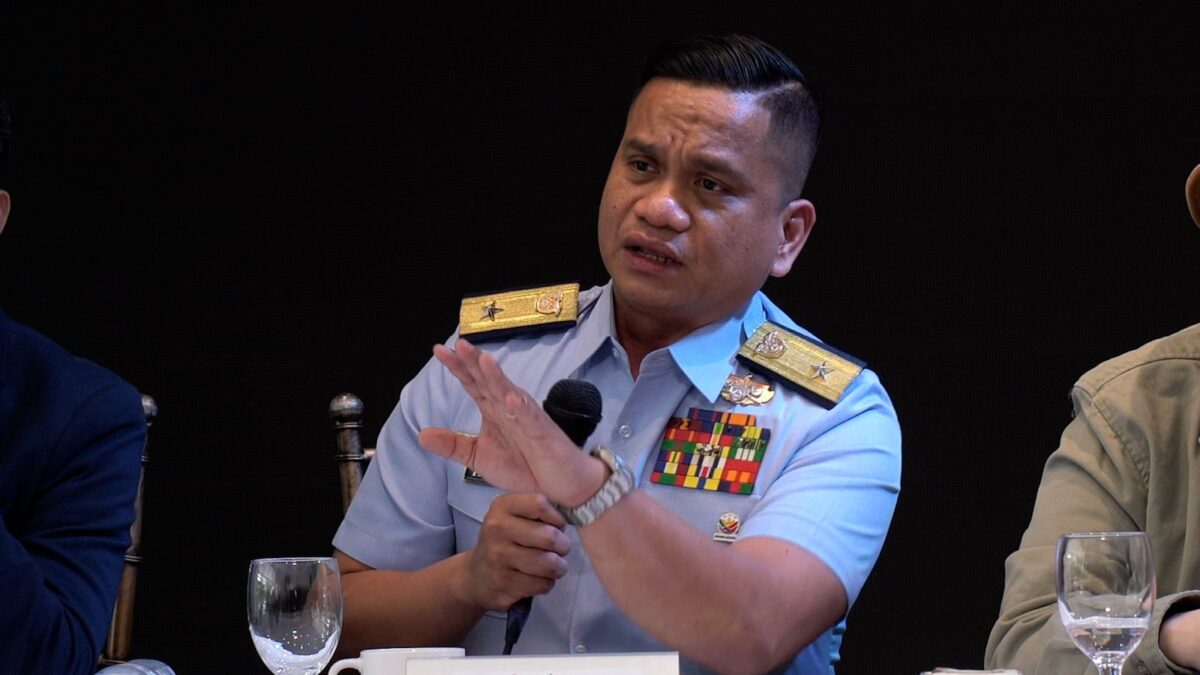 Si Commodore Jay Tarriela, tagapagsalita ng Philippine Coast Guard para sa West Philippine Sea ay nagsasalita at sumagot ng mga katanungan sa mga miyembro ng media sa Saturday News Forum sa Quezon City noong Sabado, Peb. 22, 2025. | Arnel Tacson, Inquirer.net